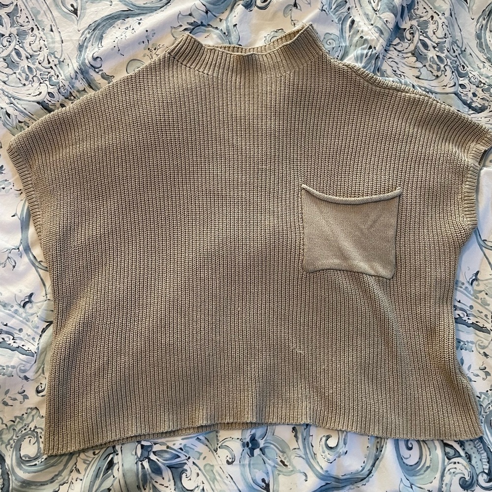 Short sleeve sweater top